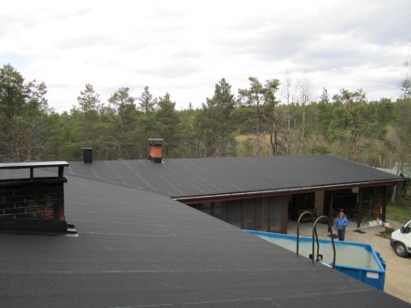 Tässä 400m2 kohteessa vanha palahuopakate poistettiin. Asennettiin uusi Icopalin hitsattava 2-kerroskate ja uudet tippa- ja päätyräystäspellit.