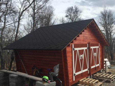 Puuvajaan asennettiin alustaksi ponttilaudoitus ja vesieristeeksi Icopalin aluskermi + Plano Pro palahuopakate.