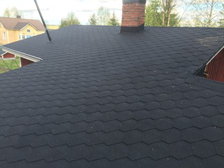 Mökkiin uusi palahuopakate.