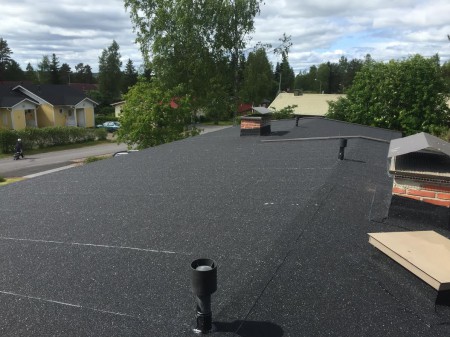 Omakotitaloon uuden pintakermin asennus.