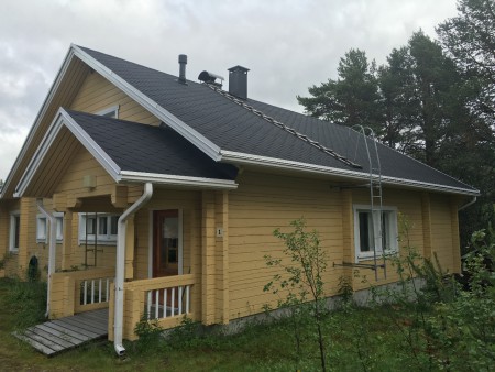 Tässä 192m2 kohteessa vanha palahuopakate poistettiin ja asennettiin uusi Icopalin aluskermi ja palahuopakate. Tippa- ja päätyräystäspellit myös uusittiin.