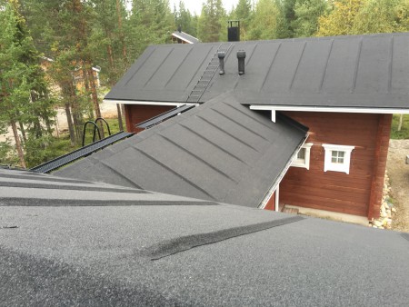 Tässä kohteessa asennettiin kolmiorimakatto hitsattavalla kermillä.