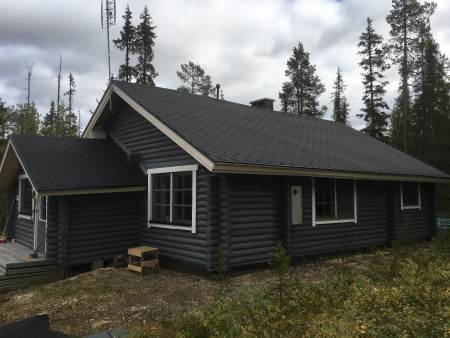 Tähän mökkiin vaihdettiin aluslaudoitus, parannettiin yläpohjan tuuletusta ja asennettiin uusi palahuopakate.